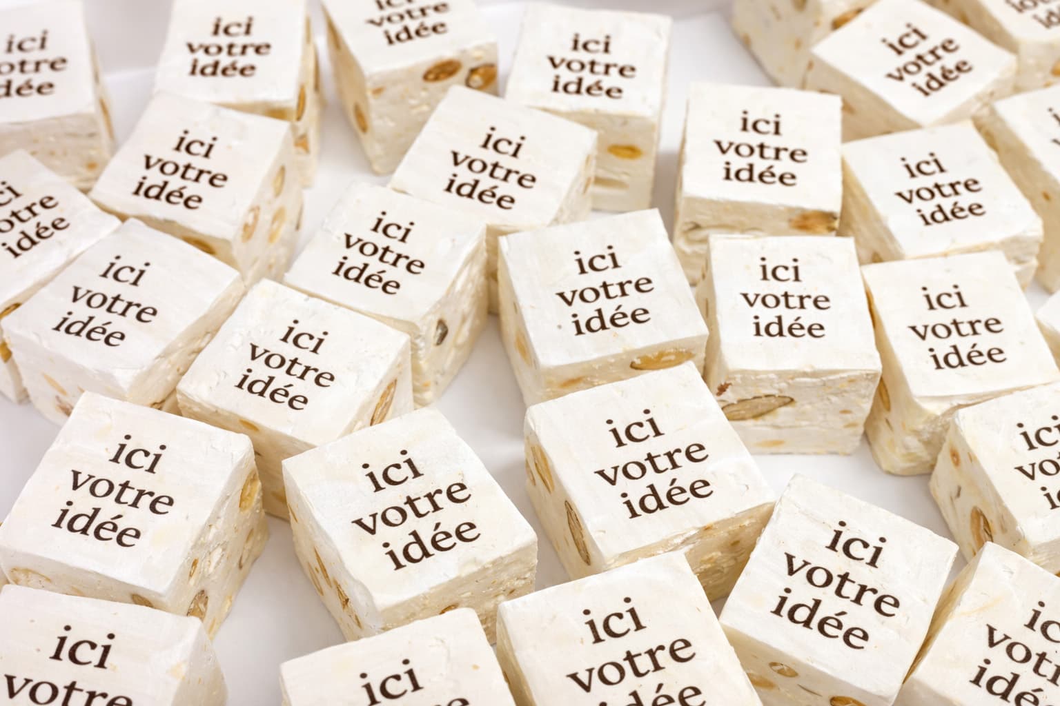 Bonbons personnalisés, cubes de nougat imprimés x 24, blancs, 2.5 cm ; + - 20g